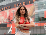 Fan nữ Arsenal gây sốt với trang phục body painting