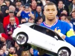 Kylian Mbappe bối rối vì chiếc xe điều khiển bị hỏng giữa sân