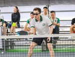Rapper Negav nhai kẹo, đeo kính, có người lau mồ hôi khi chơi pickleball