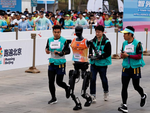 Robot hình người lần đầu thi chạy bán marathon cùng con người tại Bắc Kinh