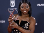 Simone Biles diện váy corset đen 'đốt cháy' thảm đỏ Madrid