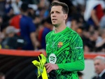 Thủ môn Szczesny của Barca thất bại trong cuộc chiến… cai thuốc lá