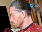 Jack Grealish gây chú ý với kiểu… tóc đuôi gà
