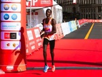 Runner Kenya Kipchumba về nhì giải bán marathon với đôi giày ‘lệch pha’