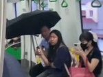 Ảnh vui 20-5: Khách đi tàu metro Cát Linh - Hà Đông phải che dù