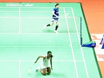 Cựu vô địch thế giới Sindhu đập vợt vì bất lực trước Nguyễn Thùy Linh