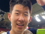Son Heung Min ‘mẻ trán’ vì bị xô khi nâng cúp Europa League