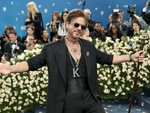 'Ông vua Bollywood' Shah Rukh Khan gây bão tại Met Gala 2025