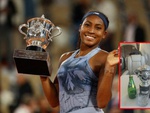 Coco Gauff hài hước khi nhận cúp Roland Garros mini về nhà