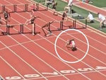Vận động viên nhào lộn về đích sau khi té ngã để chiến thắng 100m rào