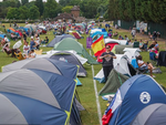 Fan cắm trại xuyên đêm săn vé Wimbledon 2025