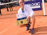 Sao quần vợt Lois Boisson nhận cúp Hamburg Open hình thùng container