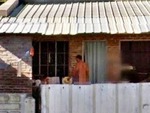 Google Street View vô tình chụp ảnh người khỏa thân trong sân nhà