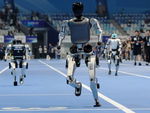 Robot hình người chạy đua, đá bóng gây sốt ở ‘Olympic robot’