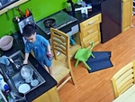 Ăn chậm nhất nhà, bé trai tự biết dọn mâm và rửa bát
