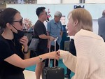 Jack khúm núm chào hỏi khi gặp 'chị đại' Mỹ Tâm ở sân bay