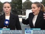 Nữ phóng viên Brazil bị cướp mất điện thoại trên sóng truyền hình