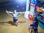 Ba thanh niên cười khoái chí khi mưa lũ rắn bơi vào quán nhậu