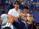 Son Heung Min ‘lọt thỏm’ trong vòng tay võ sĩ MMA