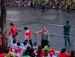 Người dân hát 'Như có Bác Hồ trong ngày vui đại thắng' khi chờ tổng duyệt diễu binh