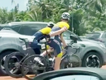 Hai tay đua xe đạp bị người đi đường bắt quả tang đang ‘ẩn núp’ để ăn gian