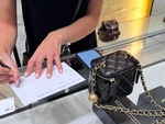 Sự thật sau màn khoe 'làm việc chăm chỉ' để mua túi Chanel