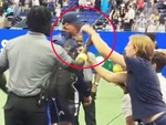 Jannik Sinner suýt bị khán giả trộm đồ ngay trên sân đấu tại US Open