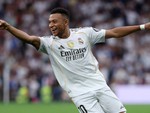 Mbappe ghi 2 bàn trong 3 phút với phong cách lạnh lùng