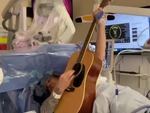 Vừa được mổ não vừa chơi guitar, sao hay thế?