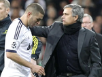 Mourinho ‘cầu viện’ Benzema trở lại châu Âu