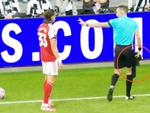 Trọng tài gây chú ý khi lấy đi khăn lau bóng từ tay cầu thủ Arsenal