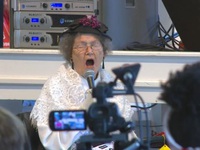 Hàng trăm bà vợ cùng hú hét trong cuộc thi 