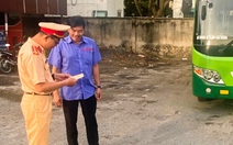 Tài xế xe buýt chạy 'nửa xe trên vỉa hè' bị lập biên bản vì sợ trễ giờ