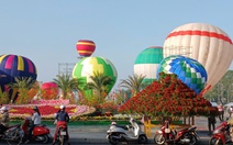 Hàng chục chiếc khinh khí cầu đầy màu sắc bay ở quảng trường Sa Đéc, mạng xã hội trầm trồ