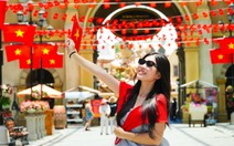 Du khách đến Phú Quốc hào hứng chụp ảnh với lá cờ Tổ quốc dịp lễ 30-4