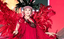 Việt Hùng tái hiện thổ cẩm bằng nghệ thuật móc len thủ công