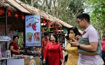 Làng hoa Sa Đéc có thêm khinh khí cầu nên đông kín khách