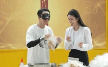 Bạch Công Khanh và Phương Anh nỗ lực trộn bánh tráng để hoàn thành thử thách