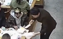 Dân mạng chấm 10 điểm cho nhà hàng chu đáo khi cô gái làm rơi bánh gato