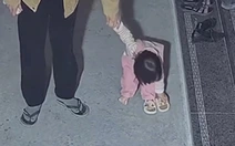 Lý do vì sao trẻ nhỏ hay đi dép trái