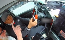 Tài xế khổ sở với ông Tây đi taxi hết 100k nhưng đưa tờ 10.000 đồng