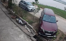 Nữ tài xế quay đầu ô tô cày nát luống rau lề đường