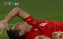 Trung vệ Hiểu Minh phải lên xe cấp cứu đến thẳng bệnh viện