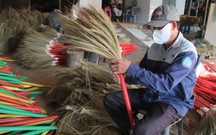 Làng nghề chổi đót Chiêm Sơn hối hả chạy đua đơn hàng cuối năm