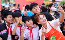 Ca sĩ Minh Hoàng bưng phở, hát tặng bà con Hòa Thịnh cùng Phở yêu thương