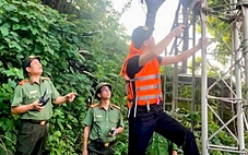 Lực lượng công an nối lại 'mạch máu' thông tin giữa tâm lũ