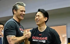 Bộ trưởng Quốc phòng Mỹ và Nhật Bản cùng tập chống đẩy, rèn thể lực