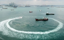 Lồng bè nuôi thủy sản 'tạm trú' kéo dài lấn luồng hàng hải cảng Dung Quất