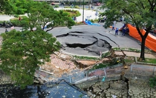 Sụt lún trên đường ven kênh Tàu Hủ, phường Chánh Hưng