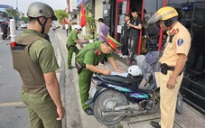 Xử phạt nhiều trường hợp buôn bán, để xe trên vỉa hè, lòng đường ở phường Tăng Nhơn Phú